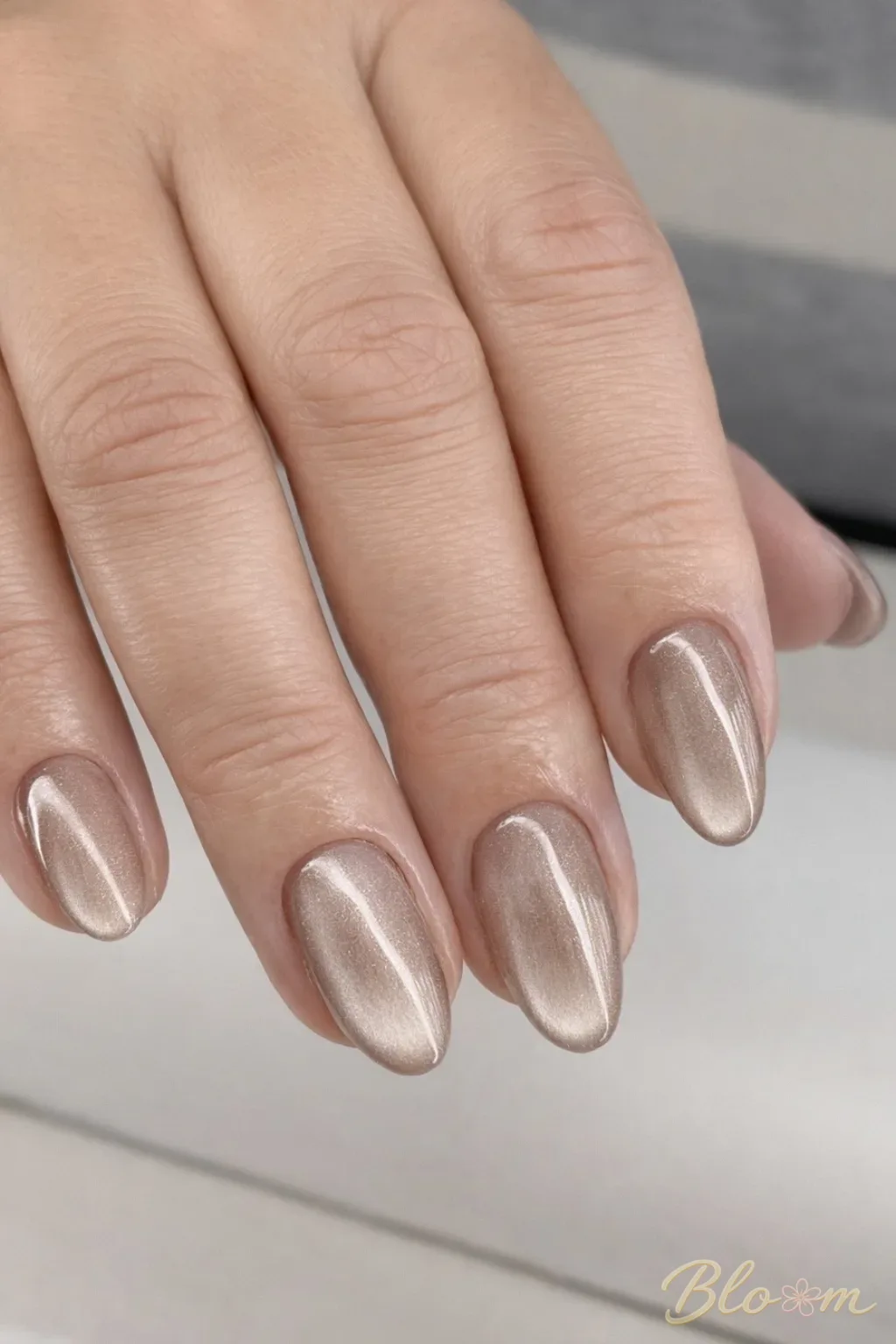 Zlatý chrome cat-eye efekt