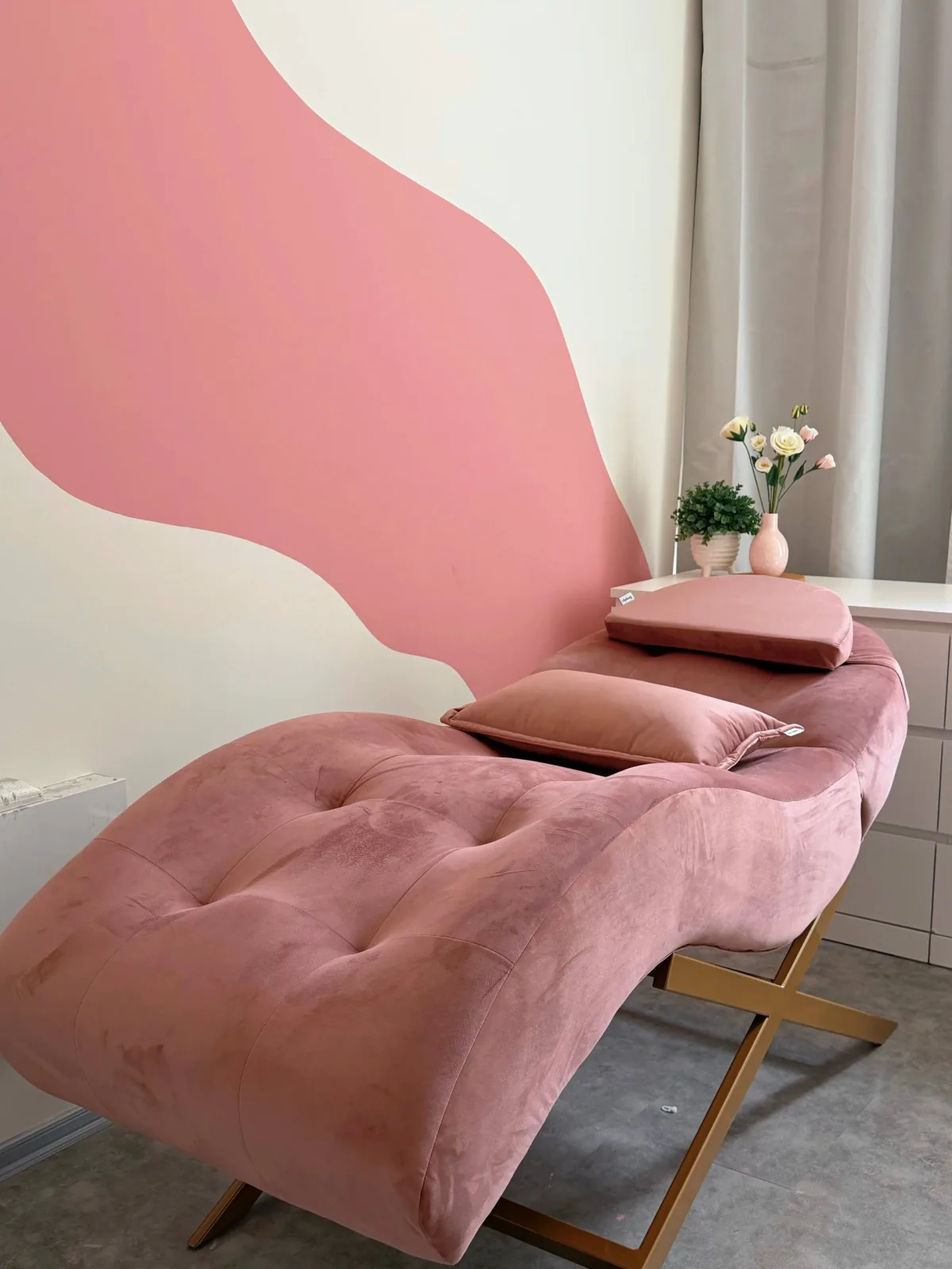 Prodlužování řas Uhříněves — komfortní lehátko v Bloom Studio